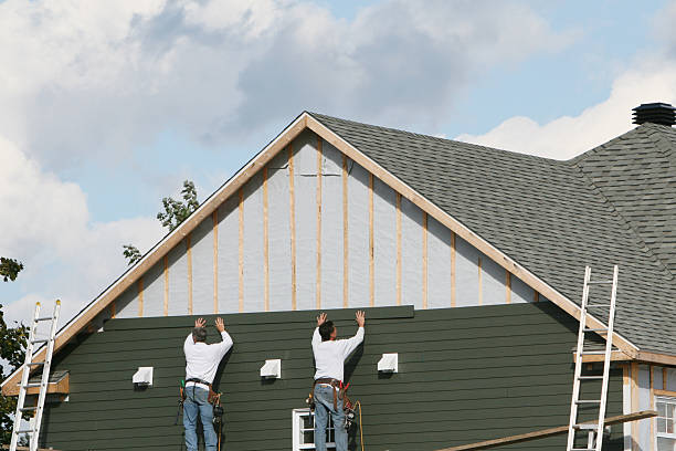 Professional Siding technician working in Mantua, NJ